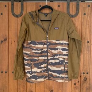 Patagonia - boys wind breaker camo - sz XXL